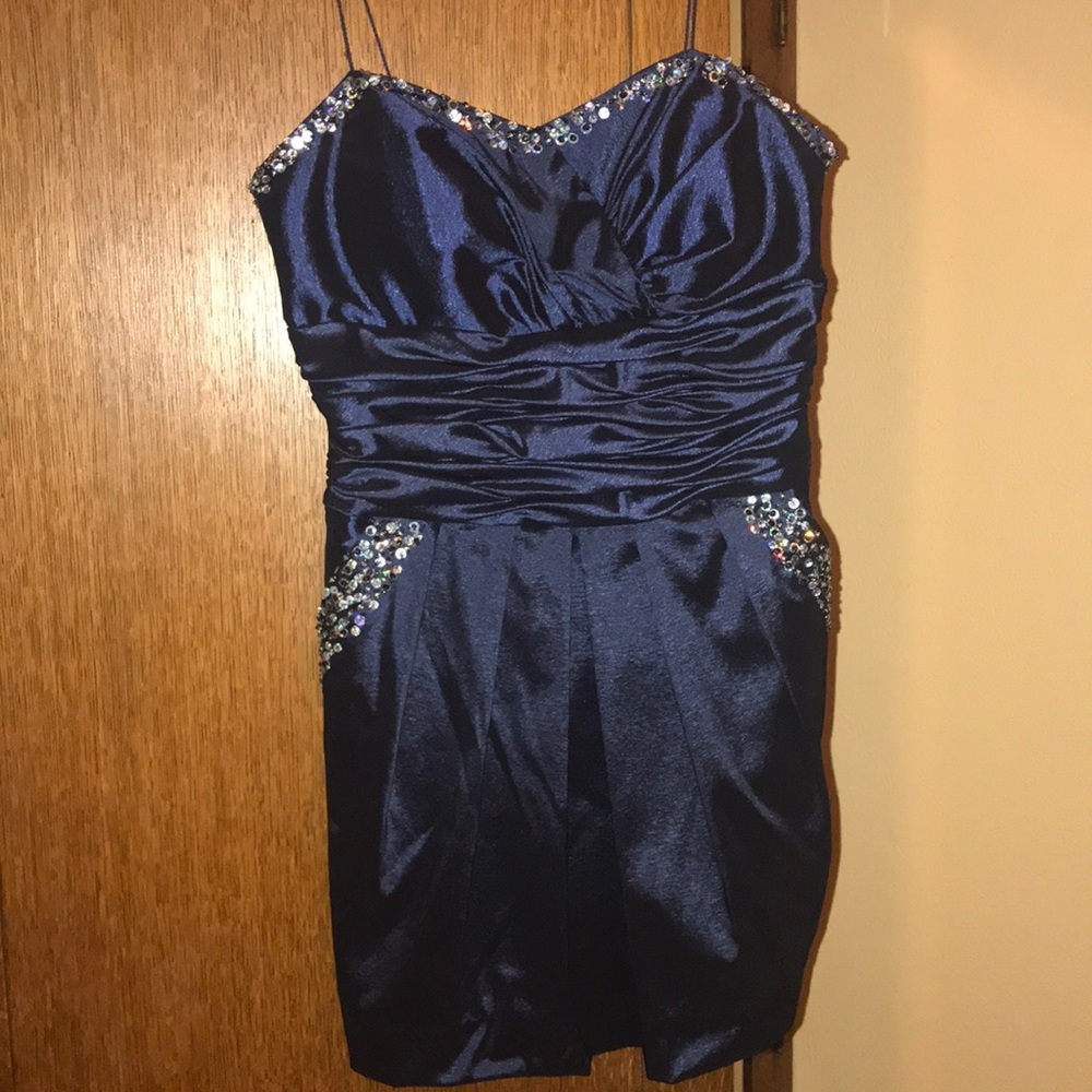 Short navy blue dress with sequence accent